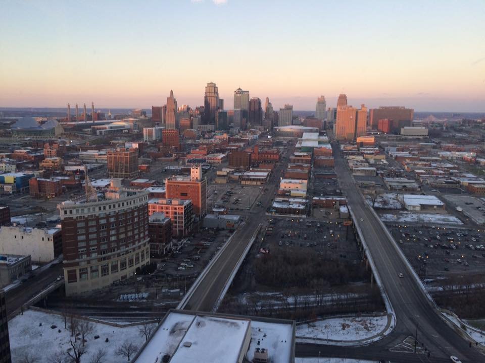 Downtown Kansas City, MO - Eʼelyaaígíí:Downtown View from Sheraton Hotel.jpg - Wikiibíídiiya